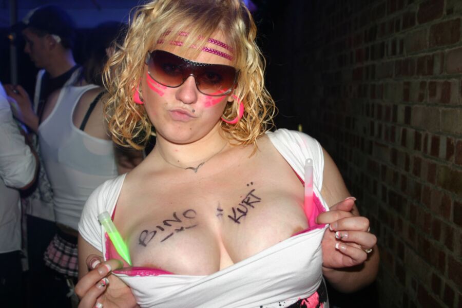 Free porn pics of UK nightclub girls - nipslips flashing voyeur 3 of 36 pics