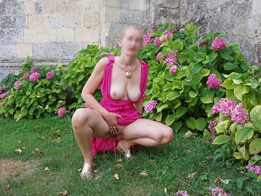 Free porn pics of Mature French exhibitioniste and standing outdoors pisser 8 of 8 pics