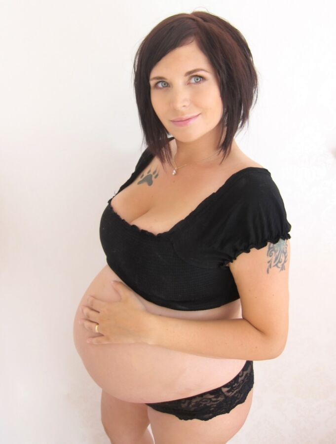 Free porn pics of everyday pregnant wives and mums 9 of 12 pics
