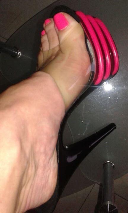 Free porn pics of Sandy - Amateur Feet in High Platform Heels (Selfshot) 7 of 20 pics