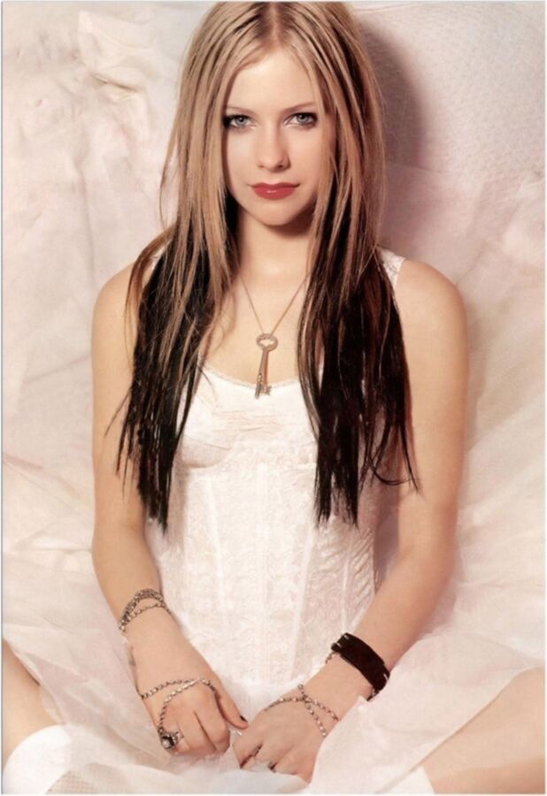 Free porn pics of Avril Lavigne 4 of 7 pics