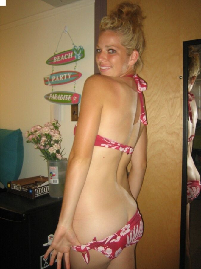 Free porn pics of sexy blonde posing in her dorm 13 of 17 pics