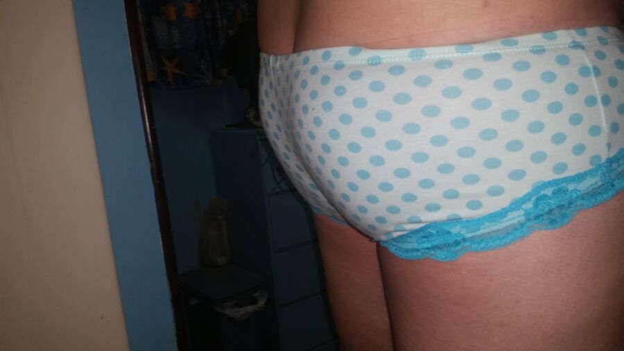 Free porn pics of blue polka-dot panties 3 of 11 pics