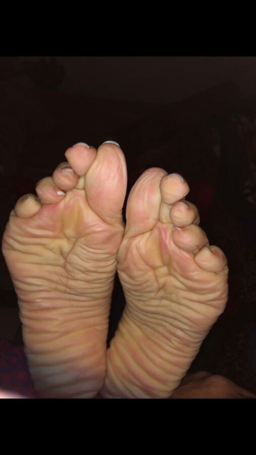 Free porn pics of like my wifes wrinkled soles? let me know 6 of 7 pics