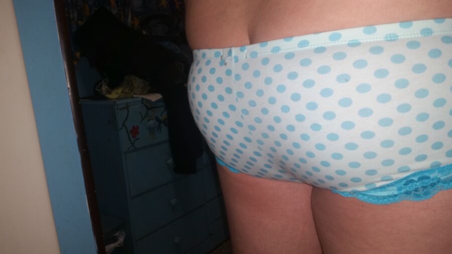 Free porn pics of blue polka-dot panties 4 of 11 pics