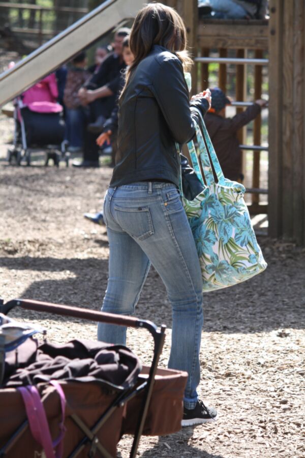 Free porn pics of nice ass teen bitch candid at the zoo 7 of 12 pics