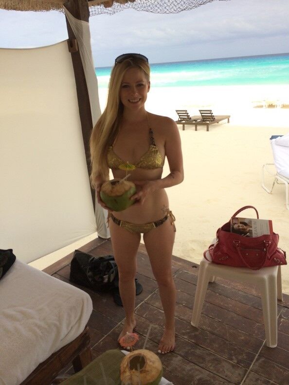 Free porn pics of Avril Lavigne 2 of 13 pics