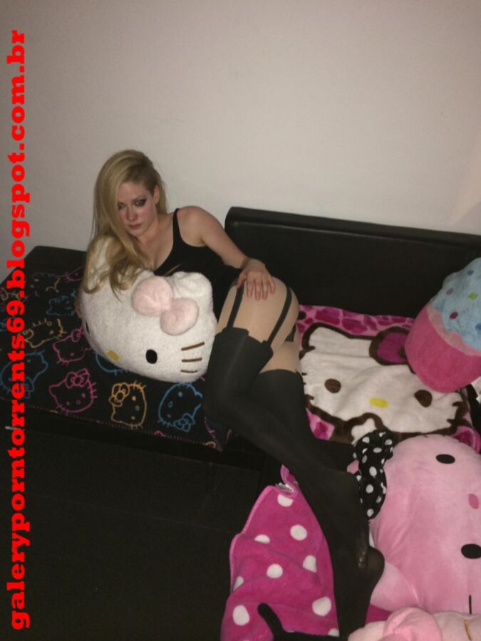 Free porn pics of Avril Lavigne 12 of 13 pics