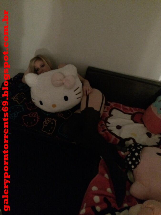 Free porn pics of Avril Lavigne 9 of 13 pics