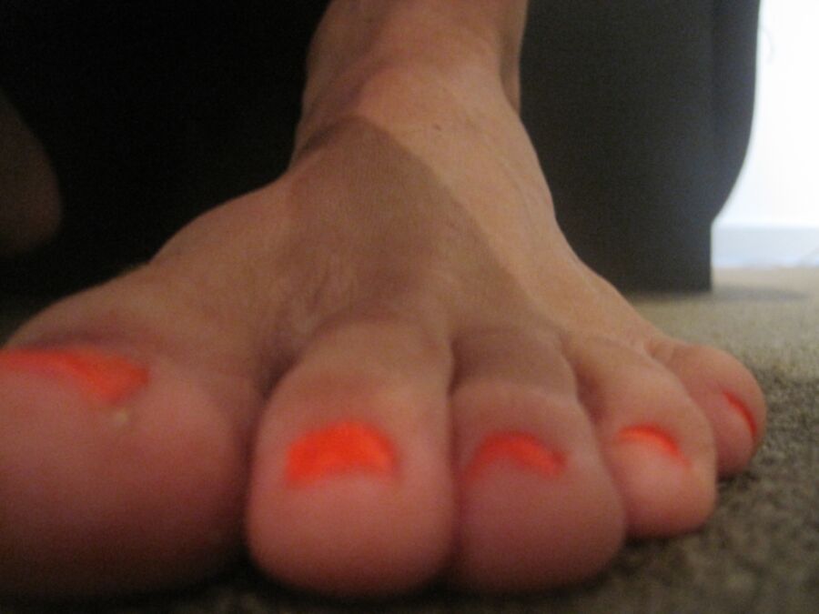 Free porn pics of McFeetys Slutty painted toes 5 of 40 pics