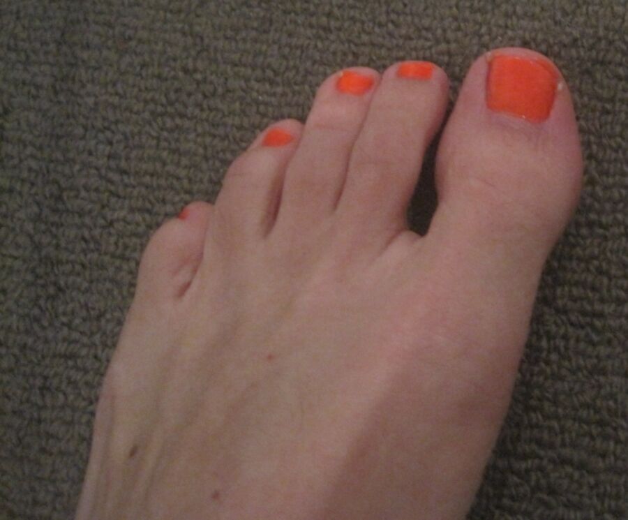 Free porn pics of McFeetys Slutty painted toes 4 of 40 pics