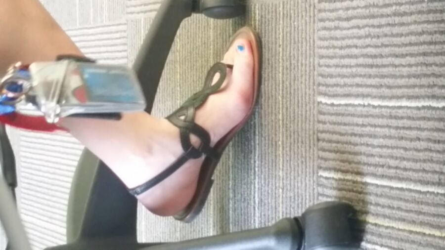 Free porn pics of Candid College feet 6 of 17 pics