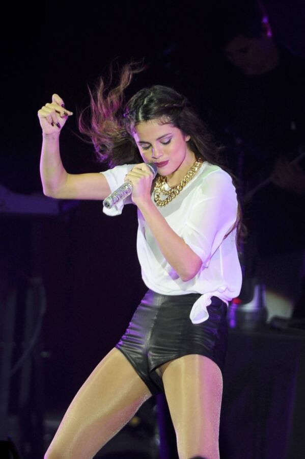 Free porn pics of Selena Gomez Leather Shorts Sneak-Peek Upshorts Onstage In Londo 4 of 25 pics