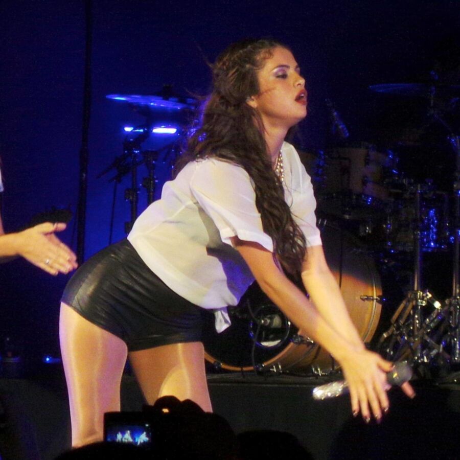 Free porn pics of Selena Gomez Leather Shorts Sneak-Peek Upshorts Onstage In Londo 23 of 25 pics