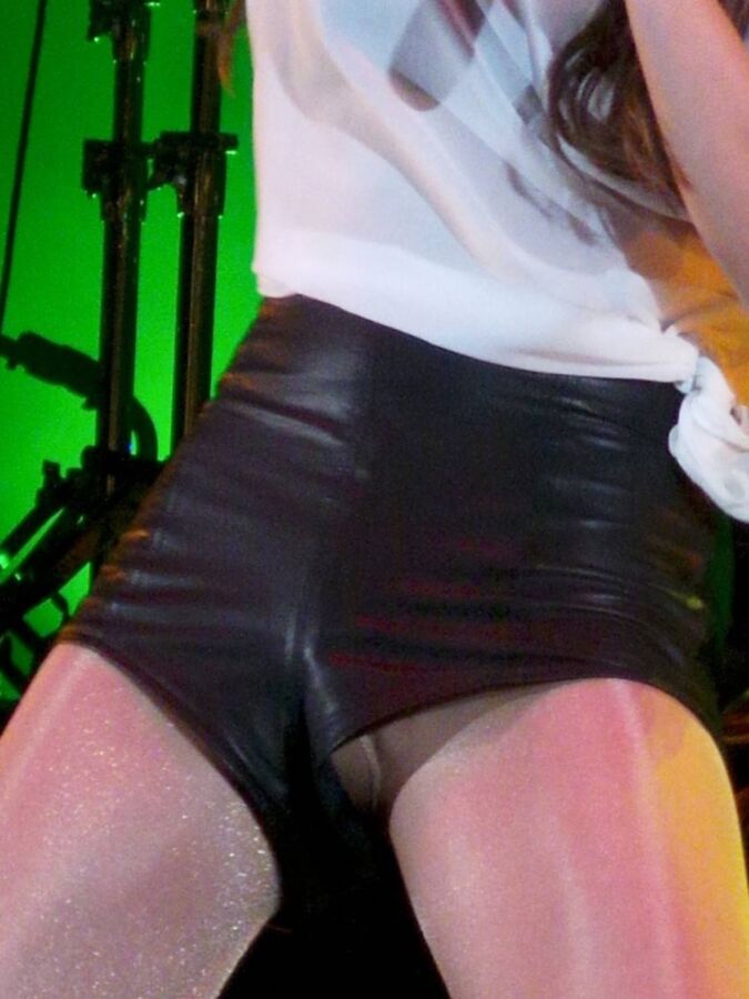 Free porn pics of Selena Gomez Leather Shorts Sneak-Peek Upshorts Onstage In Londo 3 of 25 pics