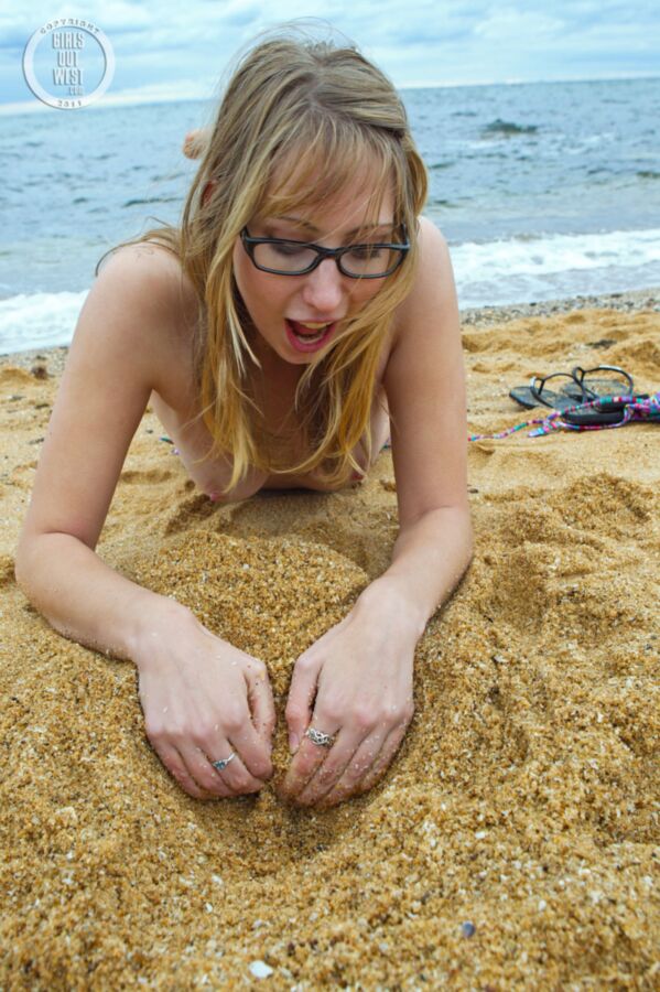 Free porn pics of Evie beach pee 4 of 99 pics