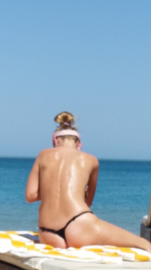 Free porn pics of Girl on beach candid holiday 7 of 7 pics