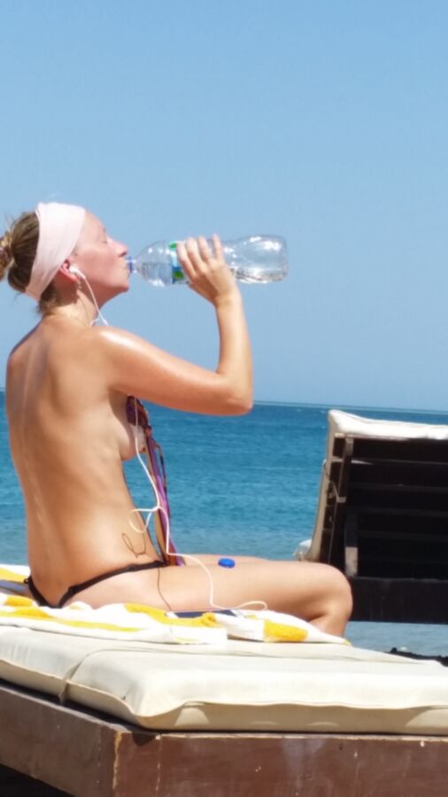 Free porn pics of Girl on beach candid holiday 3 of 7 pics