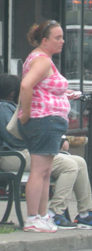 Free porn pics of Thick Bus Stop girl, belly and hips 5 of 7 pics