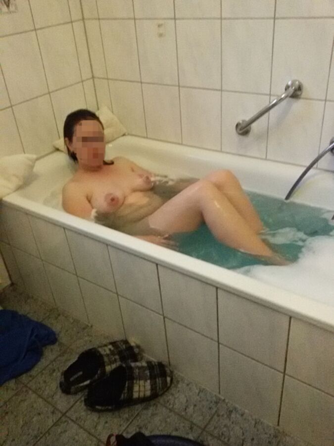 Free porn pics of Meine pummelige Frau beim Baden / my chubby wife bathing 4 of 7 pics