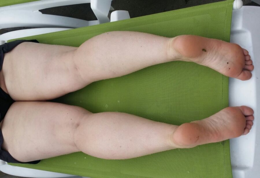 Free porn pics of feet and legs 5 of 17 pics