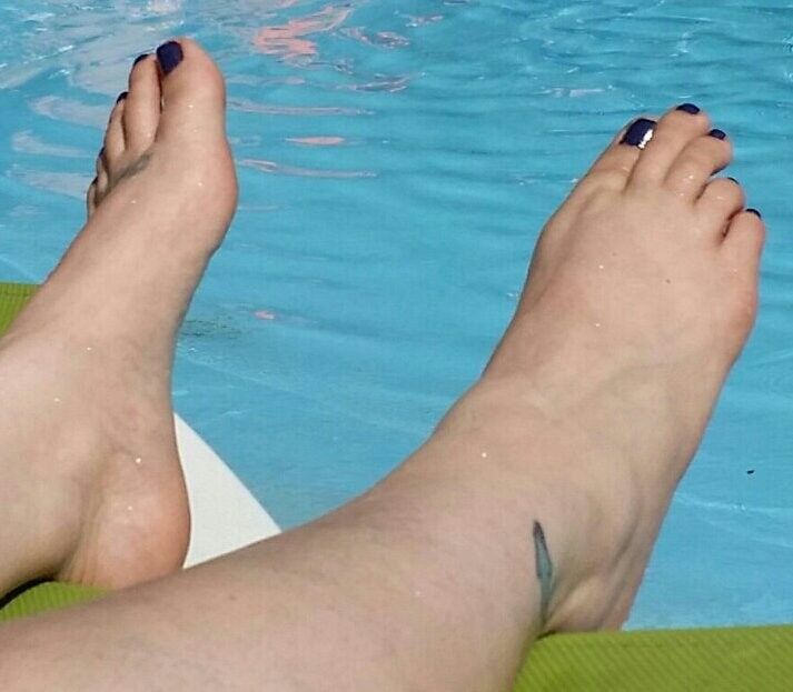 Free porn pics of feet and legs 17 of 17 pics