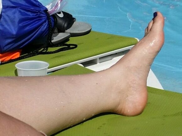 Free porn pics of feet and legs 11 of 17 pics