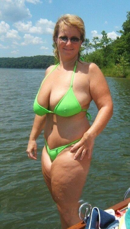 Free porn pics of Thick Mature exposed at the beach 7 of 23 pics