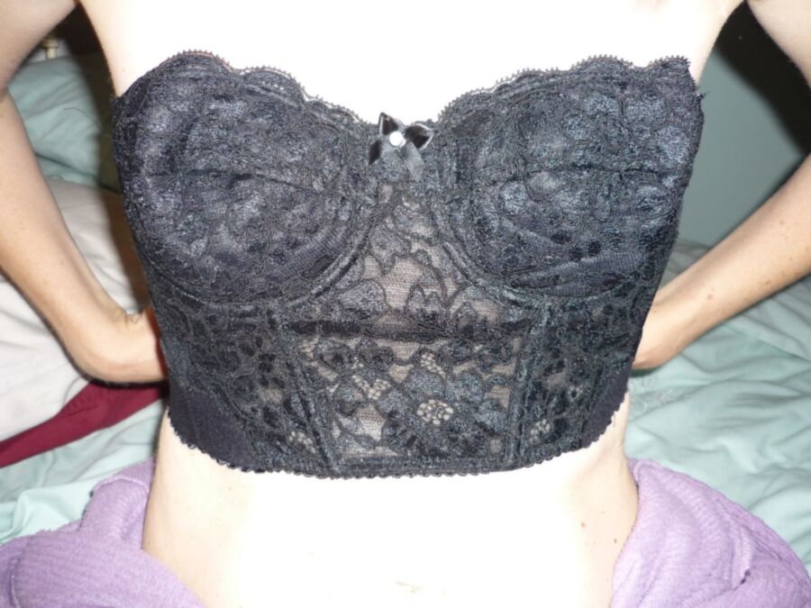 Free porn pics of Time to get theses tits out this BLACK CORSET BRA 1 of 12 pics