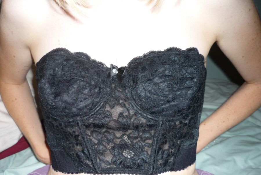 Free porn pics of Time to get theses tits out this BLACK CORSET BRA 2 of 12 pics