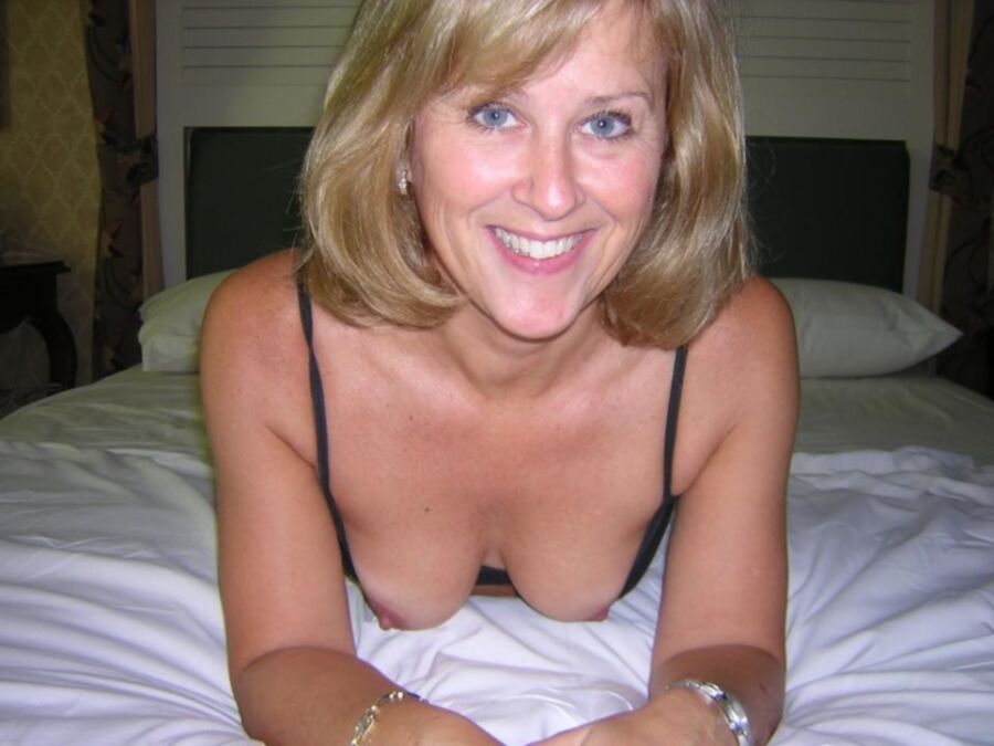 Free porn pics of aunt still laughing 15 of 40 pics