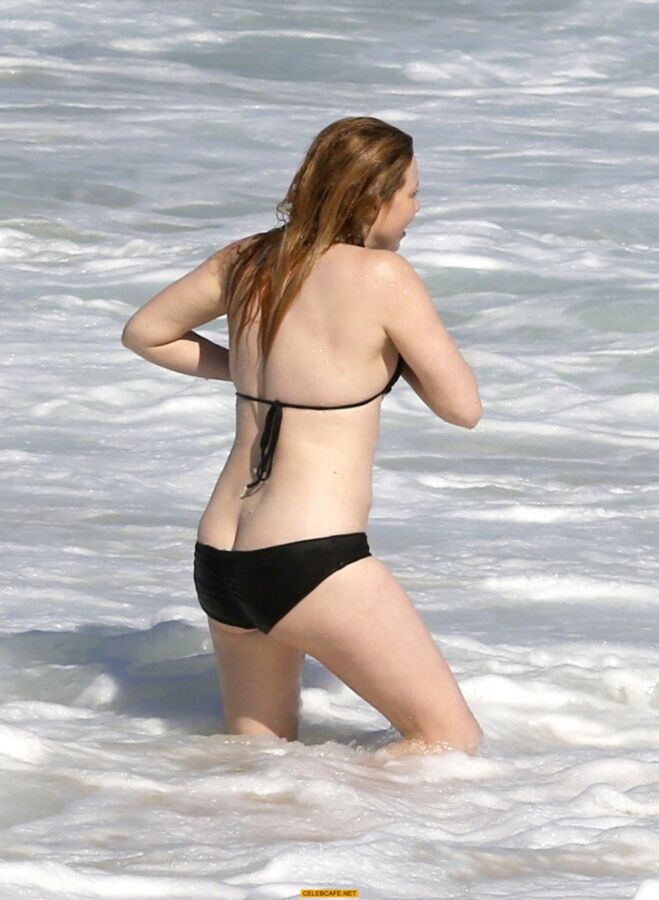 Free porn pics of Celebrity Natasha Lyonne nipple slip at the beach  6 of 7 pics