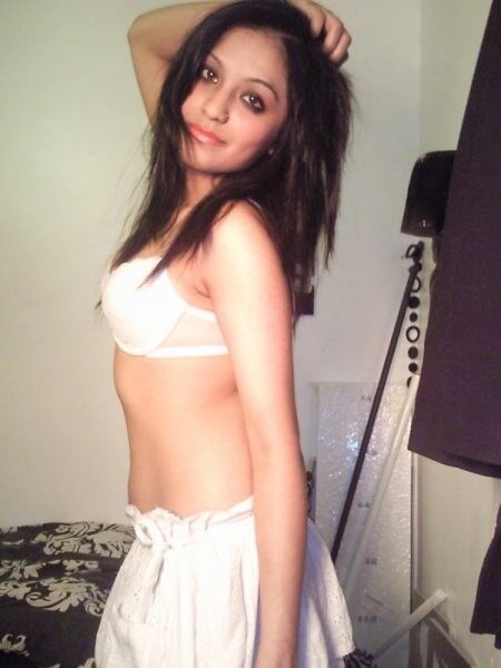 Free porn pics of Sexy Indian Girl Exposing 10 of 20 pics
